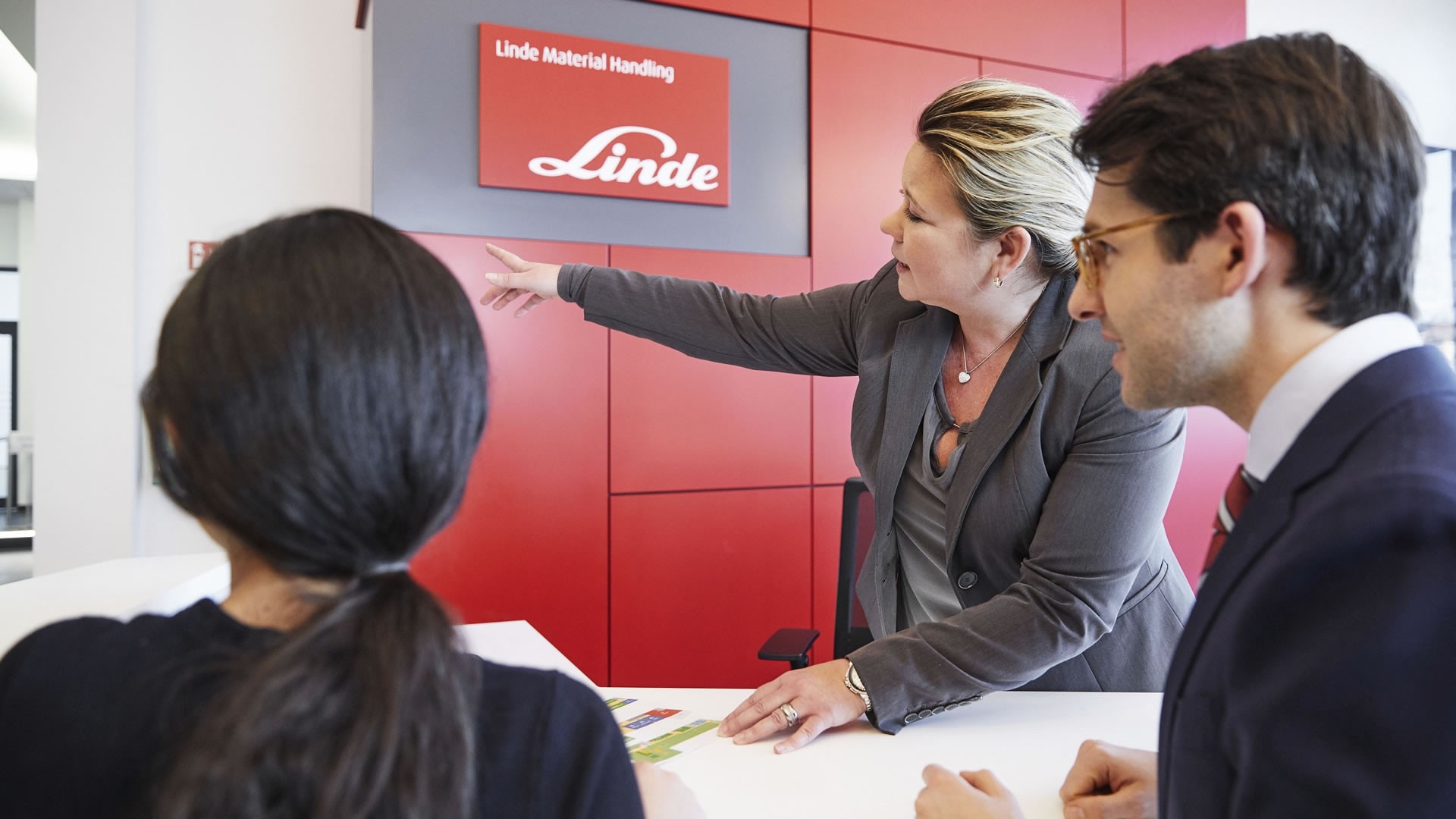 Linde Material Handling company logo